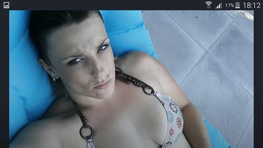 Ravissante célibataire attend mec assez endurant pour passer une bonne nuit de sexe